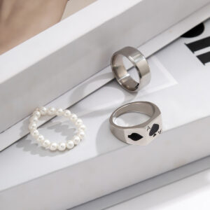 Fashion personality Pearl/Ace of spades combo all-match ring