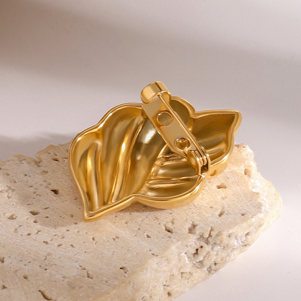 18K gold leaf-shaped brooch with textured design - Image 2