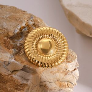 18K gold round with ribbed design unique high-end brooch