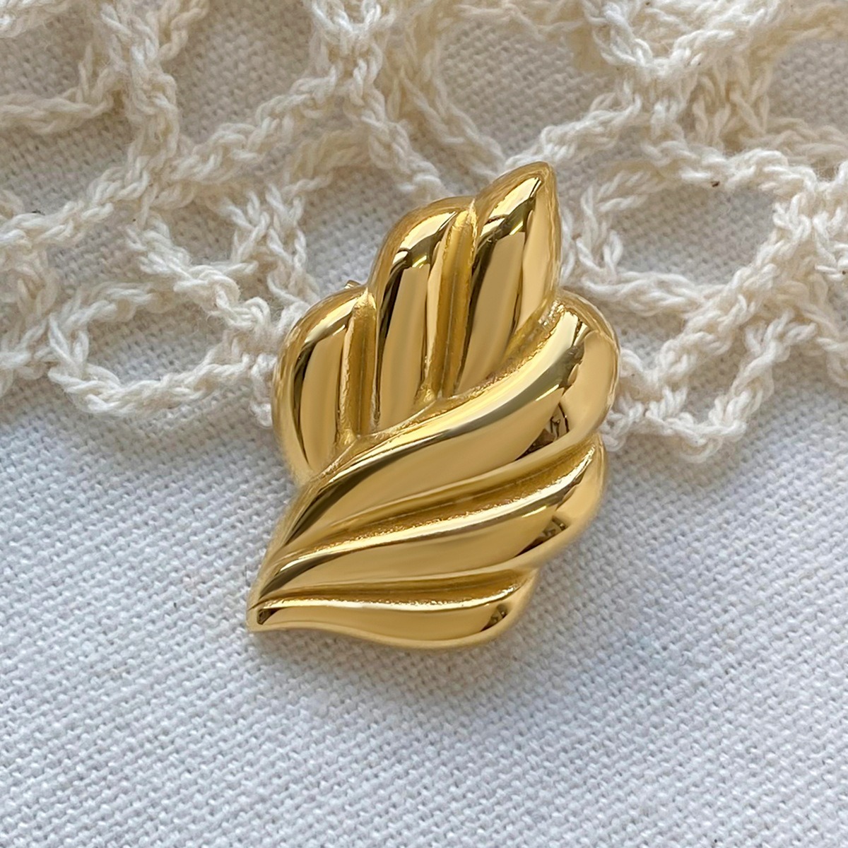 18K gold leaf-shaped brooch with textured design - Image 4