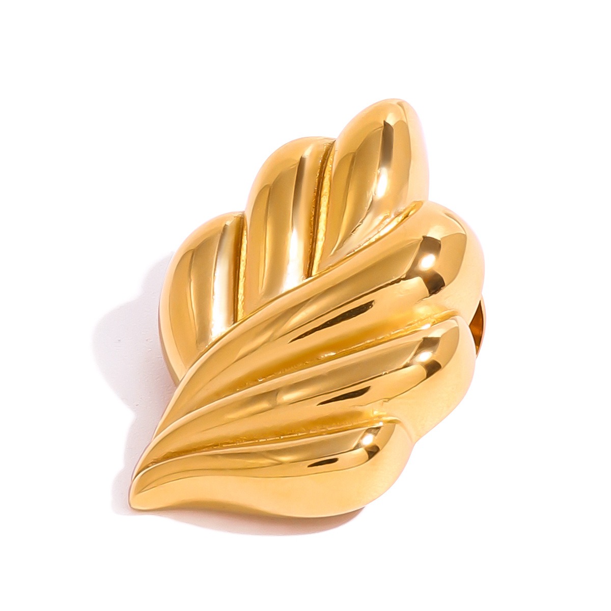 18K gold leaf-shaped brooch with textured design - Image 5