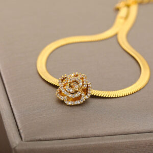 18k Gold Exquisite Light Luxury Flowers Matching Heart Design Snake Bone Chain Versatile Anklet